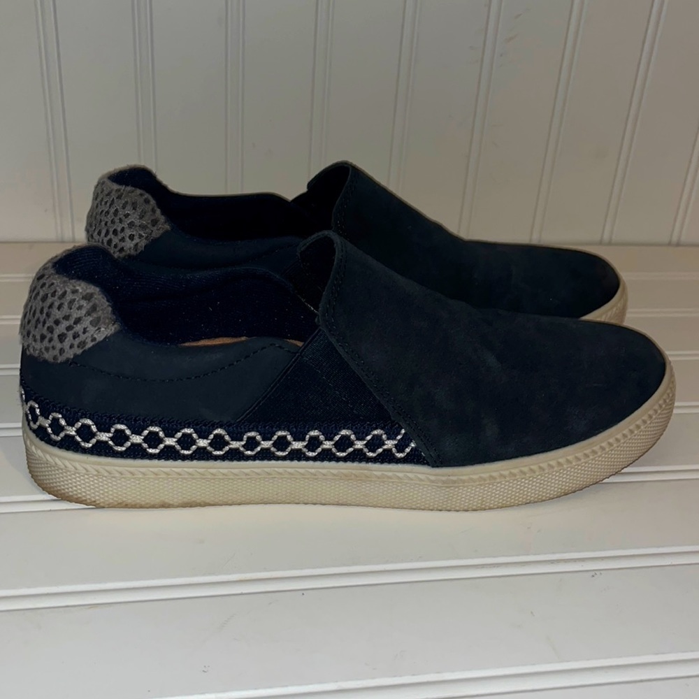 Earth origins navy blue slip on comfortable sneakers size 8.5